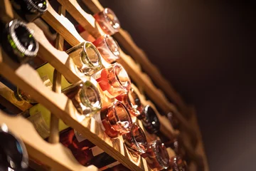 Fotobehang cave à vin moderne avec des bouteilles de rosé et blanc  © Elodie