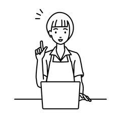 デスクで座ってPCを開いて何かひらめいた店員の女性