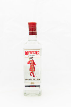 Jerez de la Frontera, Cádiz, España, 10 de octubre de 2022. Beefeater gin london dry bottle 70 cl, aislado en blanco