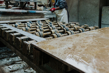 Fábrica de mármol. Industria de la piedra. Maquinaria, bloques, almacén para el trabajo de la...