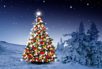 Glänzender Weihnachtsbaum vor einem Blauen Hintergrund im Schnee