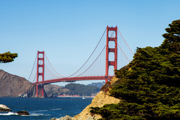 Obraz premium Famous Golden Gate bridge in San Francisco with a clear blue sky and wavy sea