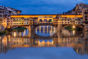 Ponte Vecchio-brug over de rivier de Arno & 39 s nachts, Florence, Italië