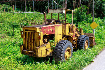 Obraz premium yellow old car on green grass