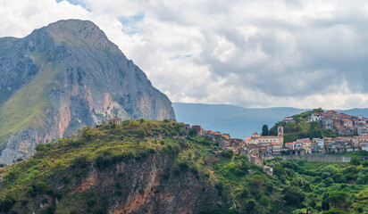 Fototapeta na wymiar Piccolo paese dei monti Nebrodi, Sicilia