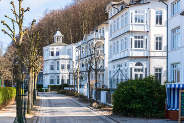 Stilvoll hergerichtete historische weiße Häuser an der Strandpromenade von Binz auf der Insel Rügen - obrazy, fototapety, plakaty