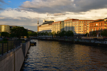 Obraz premium Spree river and the futuristic waterfront in the center of the Berlin Germany with the tv tower in background