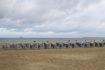 viele leere Strandk&ouml;rbe am Ostseestrand