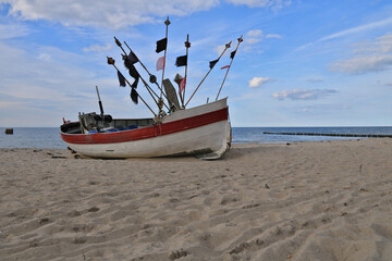 Obraz na płótnie Canvas ein kleines Fischerboot am Strand