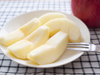 皮をむいてカットした新鮮な林檎