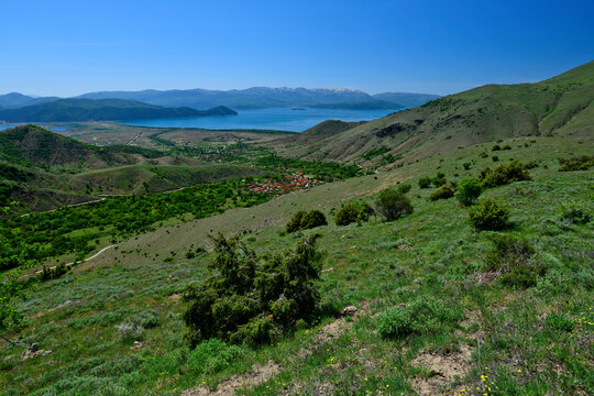 Blick auf das Dorf "Agios Gernanos" und den Prespasee, Griechenland // View of the village of "Agios Gernanos" and Lake Prespa, Greece