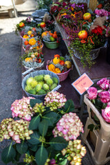 Schöne Blumengestecke auf einem Bauernmarkt