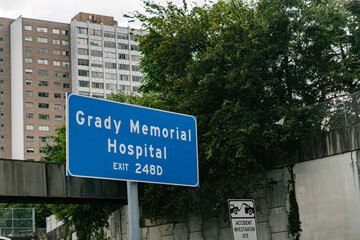 Obraz premium sign on the street atlanta grady memorial