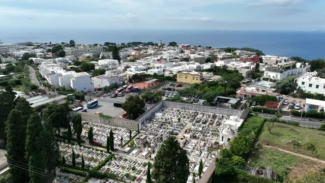 il piccolo cimitero di Anacapri.
vista dall'alto sul cimitero di Capri.