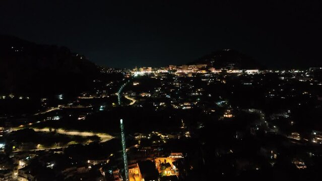 Veduta aerea di Capri di notte.
la famosa isola di capri, conosciuta in tutto il mondo.