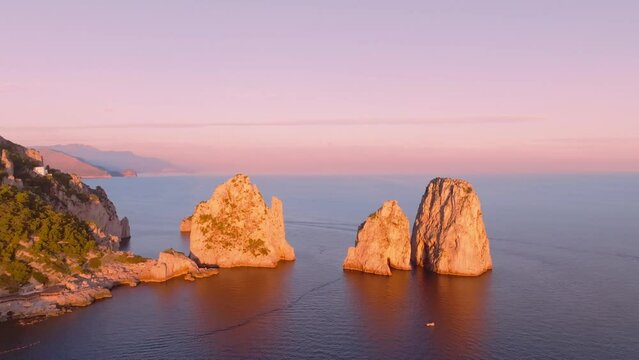 Tramonto sull'isola di Capri. il sole illumina i faraglioni.
I famosi faraglioni dell'isola pi&ugrave; esclusiva e visitata al mondo.