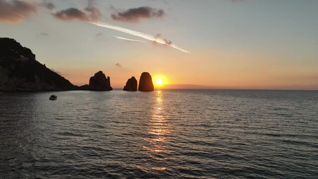 Alba sull'isola di Capri. il sole spunta tra i faraglioni.
Veduta aerea in una mattina d'estate.