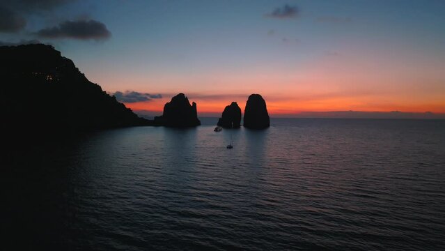 Alba sull'isola di Capri. il sole spunta tra i faraglioni.
Veduta aerea in una mattina d'estate.