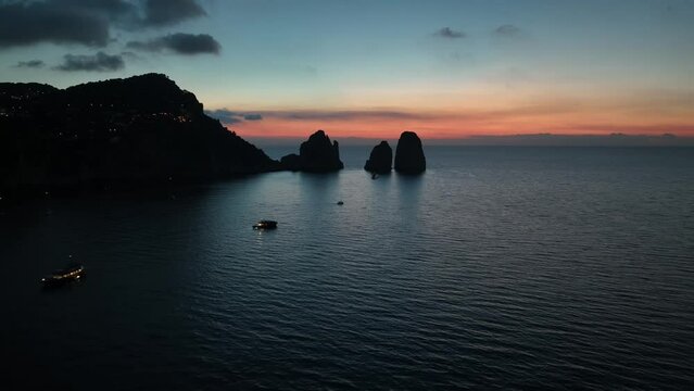 Alba sull'isola di Capri. il sole spunta tra i faraglioni.
Veduta aerea in una mattina d'estate.