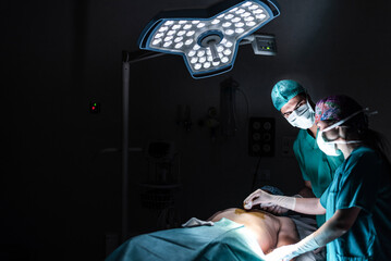 Obraz premium Doctors during operation in hospital operating room