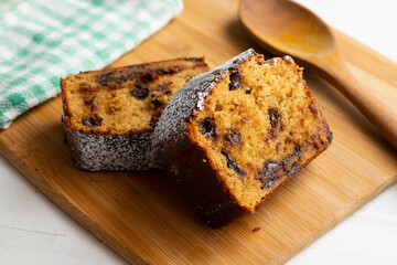 Bizcocho de plátano vegano con chispas de chocolate.