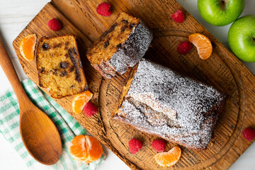 Bizcocho de plátano vegano con chispas de chocolate.