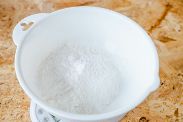 大福作り　上新粉を量る