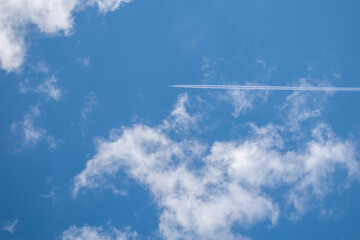 Nuage dans un ciel bleu avec un avion qui le traverse