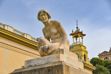 Frauen Skulptur vor Palast in Barcelona / Spanien