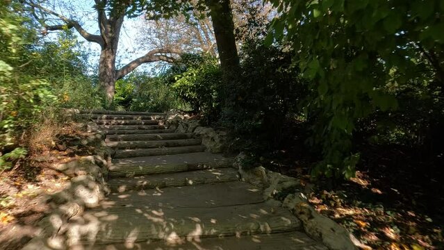 Monter un escalier &agrave; l'ext&eacute;rieur dans la nature - Part 2/2 - 119,88fps ralenti X4 - 29,97fps