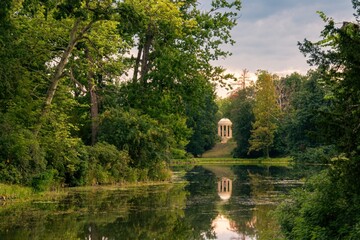 Statue im Wörlitzer Park: Venus-Tempel mit Wasser und Bäumen