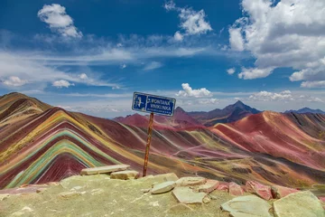 Foto op Plexiglas Vinicunca Op de top van de Rainbow Mountains staat het bord met de hoogte en naam van de berg: Vinicunca