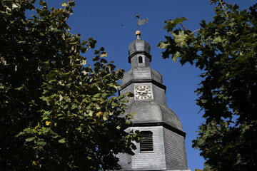 Stare auf windrichtungsgeber der evangelische kirche deisel bei blauem himmel