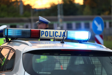 Policjanci ruchu drogowego polskiej policji w mieście.