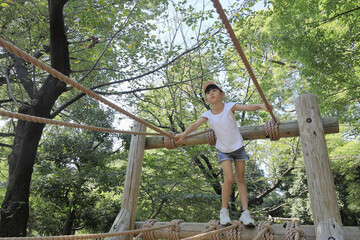 綱渡りで遊ぶ女子小学生 (7歳)