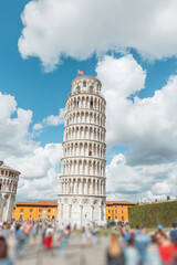 Fototapeta na wymiar Beautiful Leaning Tower of Pisa and the tourists. Traveling in Pisa, Italy