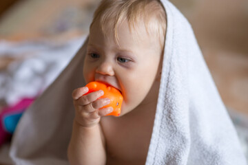 Baby chewing on a rubber toy - 537389921