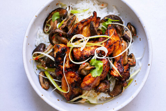 Rice with spicy chicken tighs, shiitake mushrooms and spring onions
