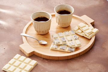 bandeja de café com chocolate branco