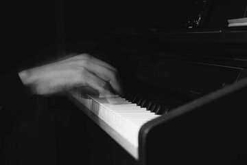Manos de pianista, blanco y negro