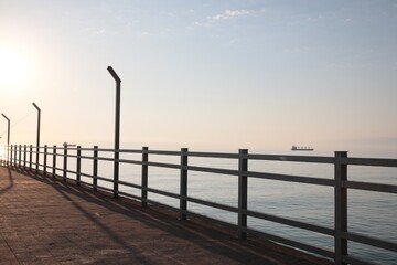 Naklejka premium Picturesque view of pier near sea on sunny day