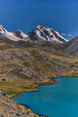 Foto vertical de montañas junto a lago celeste 