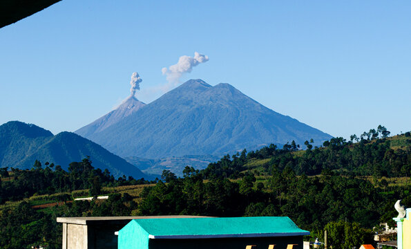 Volcanes vistos al fondo desde Sumpango