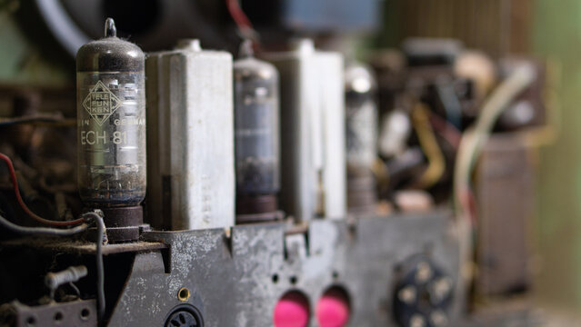 Tubos y v&aacute;lvulas de una antigua radio Telefunken, modelo Caprice, fabricada en Alemania