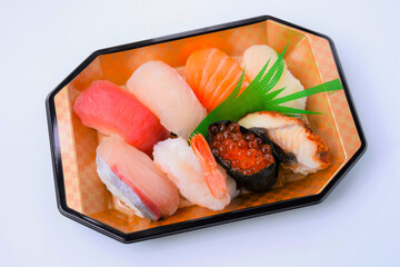 トレイに載せた握り寿司、テイクアウト用の握り鮨