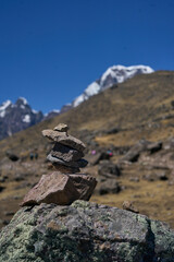 Primer plano de rocas apiladas frente a valle de montañas en Latinoamérica con fondo desenfocado