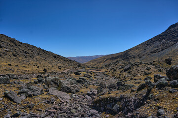 Valle de rocas en los andes peruanos bajo el cielo azul 