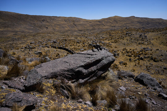Roca en forma de mirador natural en medio de valle de piedras en la sierra peruana 