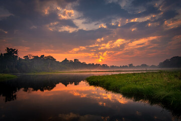 Amanecer mágico en la reserva de Tambopata Madre de Dios Perú