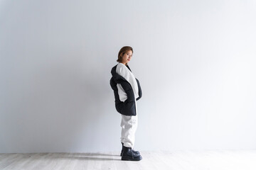 カジュアルファッションの女性